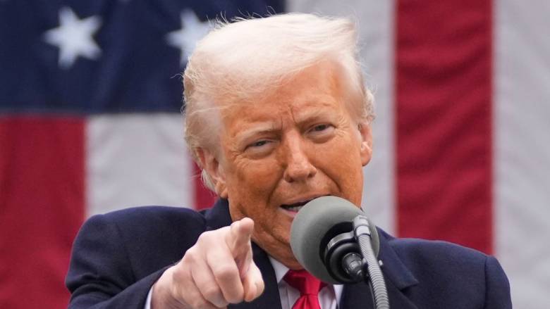 Ο Τραμπ ξαναγράφει τους κανόνες του εμπορίου με κύμα δασμών σε παγκόσμιους εταίρους