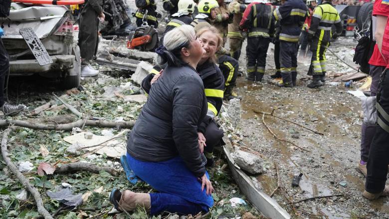 Μια νεκρή και 20 τραυματίες σε νυχτερινά πλήγματα της Ρωσίας στο Κίεβο