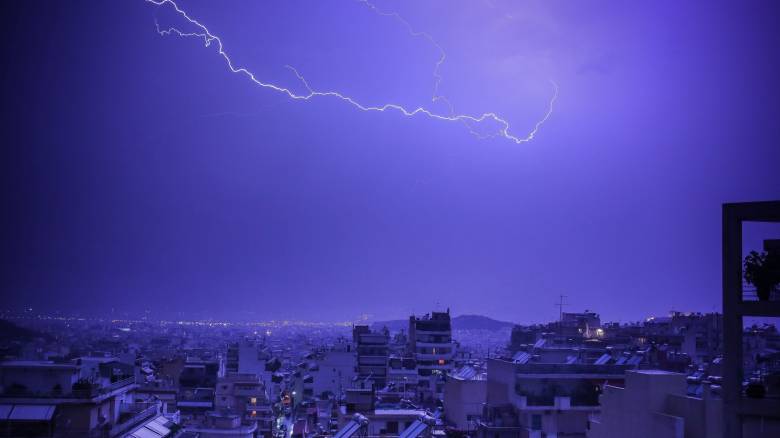 Έπεσαν πάνω από 10.000 κεραυνοί: Πού θα χτυπήσουν νυχτερινά μπουρίνια και πότε... καλοκαιριάζει ξανά