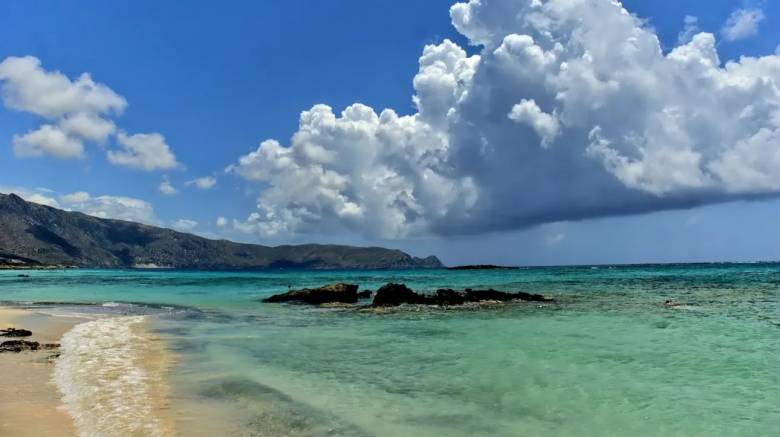 Καιρός: Σχεδόν αίθριος με αραιές νεφώσεις κατά διαστήματα - Ο υδράργυρος έως 33 βαθμούς