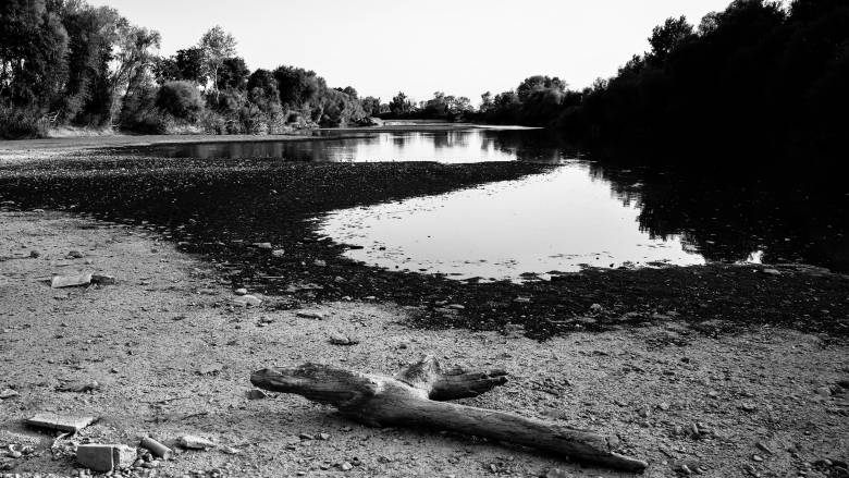 Πηνειός: Ανομβρία και καύσωνας έφεραν σημαντική πτώση στη στάθμη του ποταμού της Λάρισας