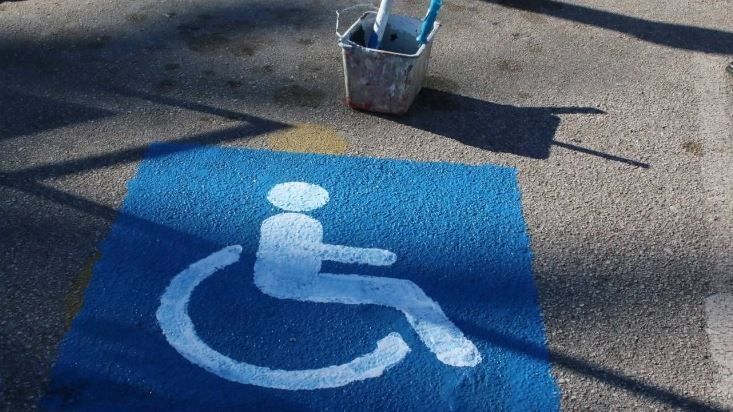 Χανιά: Οδηγός παραλίγο να παρασύρει παιδί ΑμεΑ - Επιτέθηκε και χτύπησε τον πατέρα του