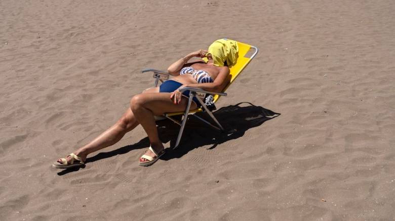 «Δεν υπάρχει ασφαλές έγκαυμα σε καμία ηλικία»: Πόσο επικίνδυνος είναι ο ήλιος για το δέρμα