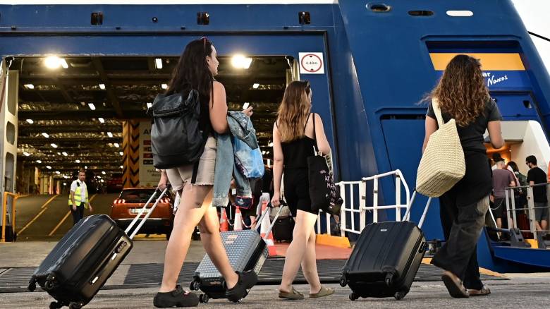 Αδειάζει η πόλη από τους εκδρομείς του Αυγούστου - Γεμάτα τα πλοία, ομαλή η κίνηση στα διόδια