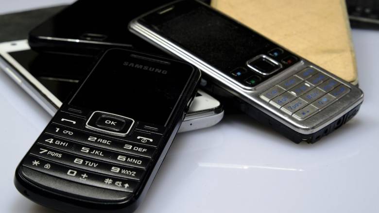 Γιατί όλο και περισσότεροι καταναλωτές στρέφονται προς «απλά» κινητά τηλέφωνα