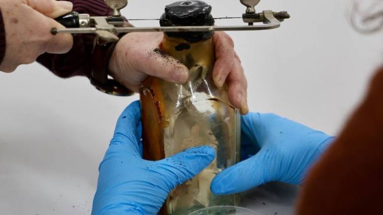 Τασμανία: Zωγράφος ανακάλυψε μήνυμα... 122 ετών μέσα σε μπουκάλι στους τοίχους ενός φάρου