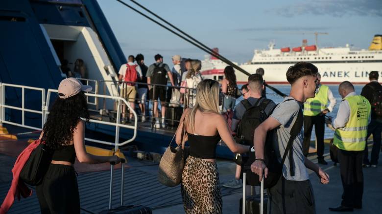 Χωρίς προβλήματα πραγματοποιούνται σήμερα τα ακτοπλοϊκά δρομολόγια από τα λιμάνια της Αττικής