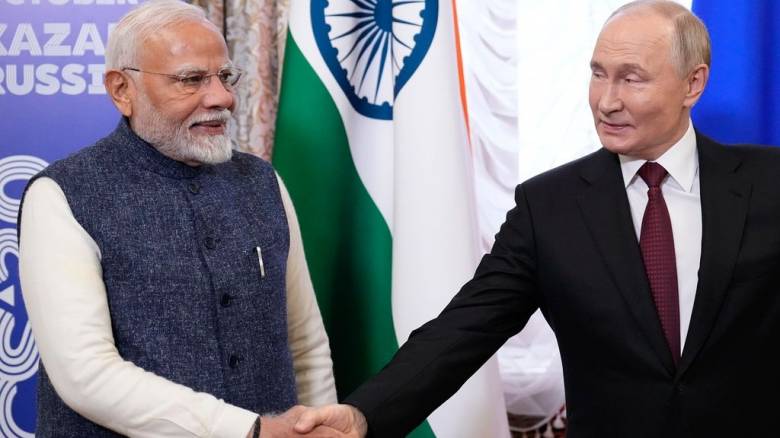 Στενός συνεργάτης του Τραμπ κατηγορεί την Ινδία ότι χρηματοδοτεί τον πόλεμο της Ρωσίας στην Ουκρανία