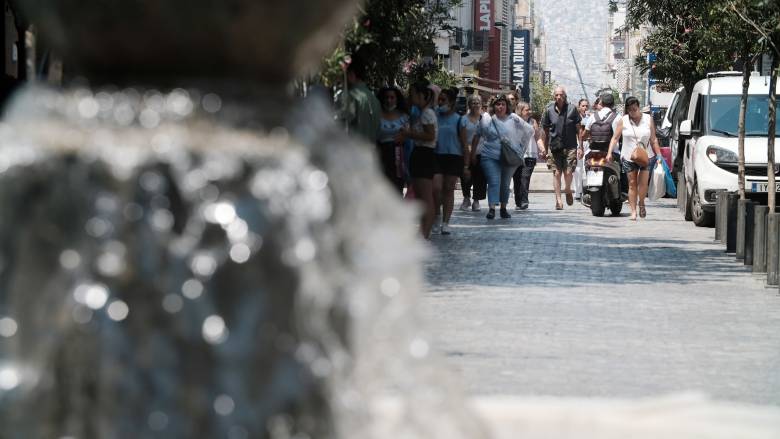 Ανατροπή στην υπόθεση του αστέγου της Ρόδου: «Μου έβαλαν λεφτά στις τσέπες για... αποζημίωση»