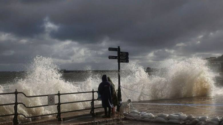 Σαρώνει τη Βρετανία και την Ιρλανδία η καταιγίδα Φλόρις - Ισχυροί άνεμοι, χιλιάδες χωρίς ρεύμα