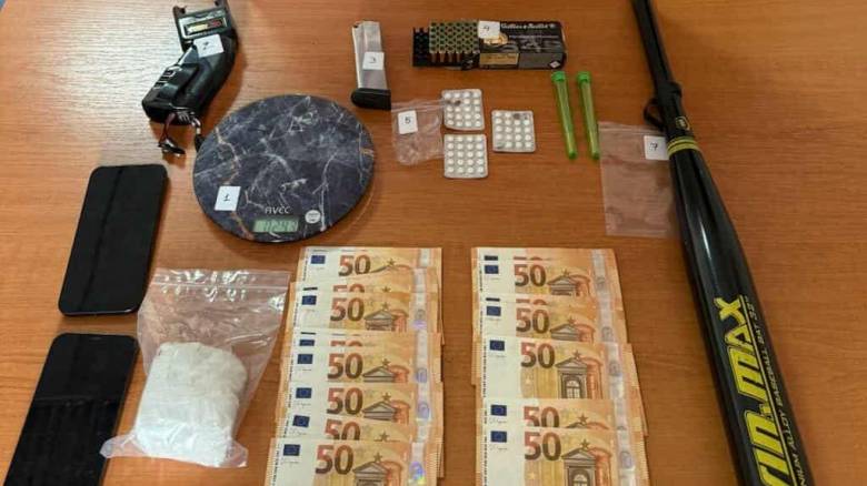 Ρόπαλο, ναρκωτικά και αναβολικά: Όλα όσα βρέθηκαν μέσα στο σπίτι του αστυνομικού TikToker