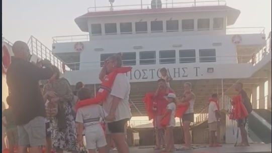 Βίντεο από την επιχείρηση εκκένωσης του φέρι μποτ που έπεσε σε ξέρα στα Νέα Στύρα