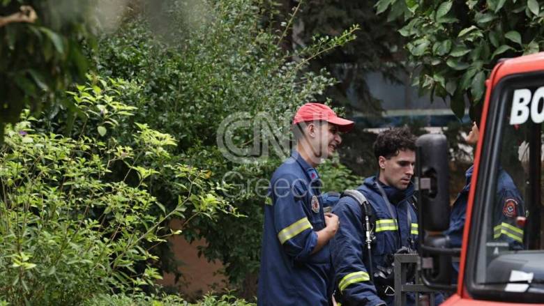 Άνδρας πέταξε μολότοφ από μπαλκόνι στον Χολαργό - Ταμπουρώθηκε κι απειλεί αστυνομικούς