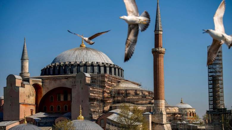 Απόπειρα εμπρησμού στην Αγία Σοφία – Οι Αρχές αναζητούν έναν άνδρα με κόκκινο καπέλο