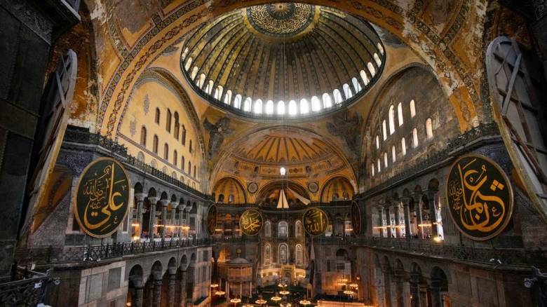 Συνελήφθη ο δράστης με το κόκκινο καπέλο που έβαλε φωτιά μέσα στην Αγία Σοφία