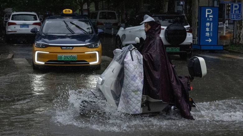 Δεκάδες χιλιάδες πολίτες απομακρύνθηκαν από το Πεκίνο λόγω σφοδρών βροχοπτώσεων