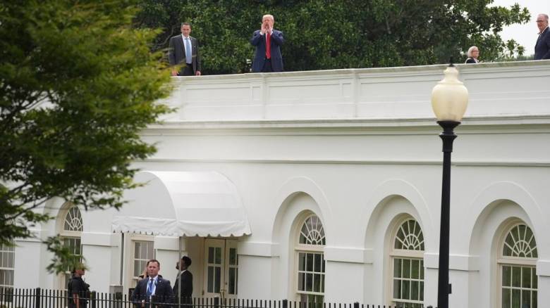 Ο Τραμπ «τρολάρει» τον Πούτιν μιλώντας για πυρηνικούς πυραύλους στη στέγη του Λευκού Οίκου