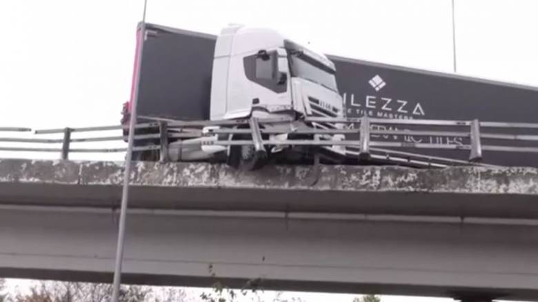 Νταλίκα στη Θεσσαλονίκη... αιωρείται σε γέφυρα μετά από πρόσκρουση σε κιγκλιδώματα - Σώος ο οδηγός