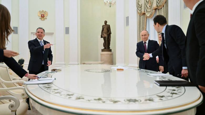 Στη Μόσχα ξανά ο απεσταλμένος του Τραμπ: Το «στοίχημα» για τον Πούτιν και το ενδεχόμενο κυρώσεων