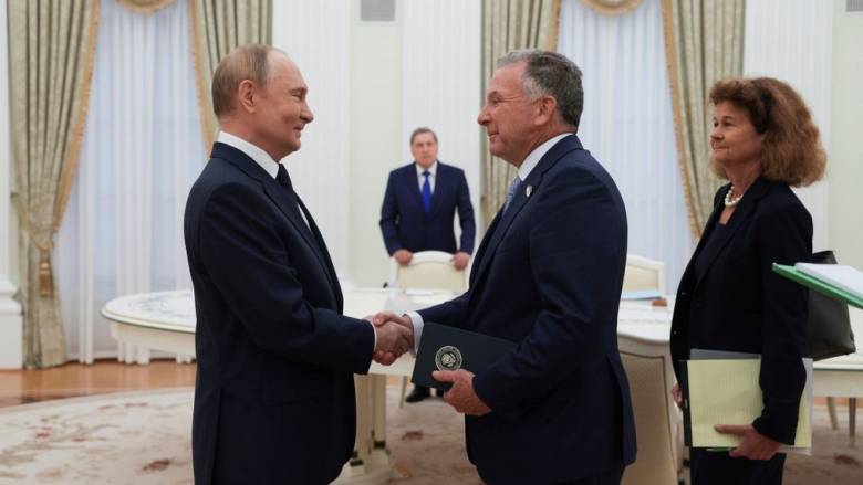 Σε εξέλιξη η κρίσιμη συνάντηση Πούτιν με τον απεσταλμένο του Τραμπ και στο... βάθος νέες κυρώσεις