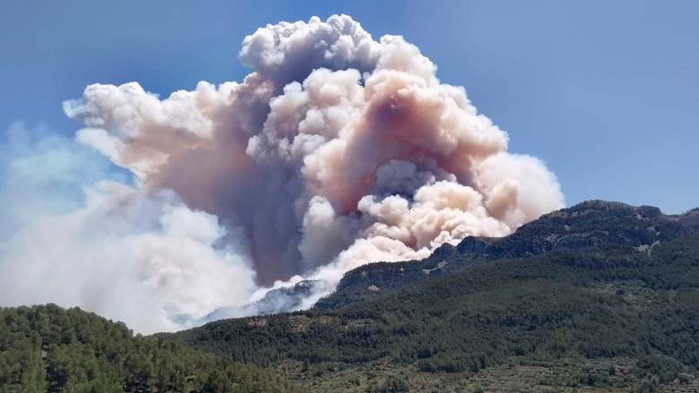 Πυρκαγιά στην Ισπανία: Δραματικές εικόνες από την εκκένωση ξενοδοχείων και κατασκηνώσεων