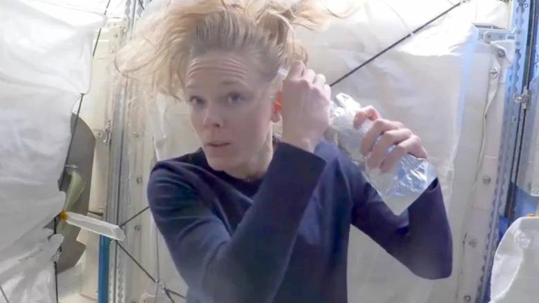 Πώς μπορεί να λουστεί κανείς στο διάστημα; Μια αστροναύτης εξηγεί