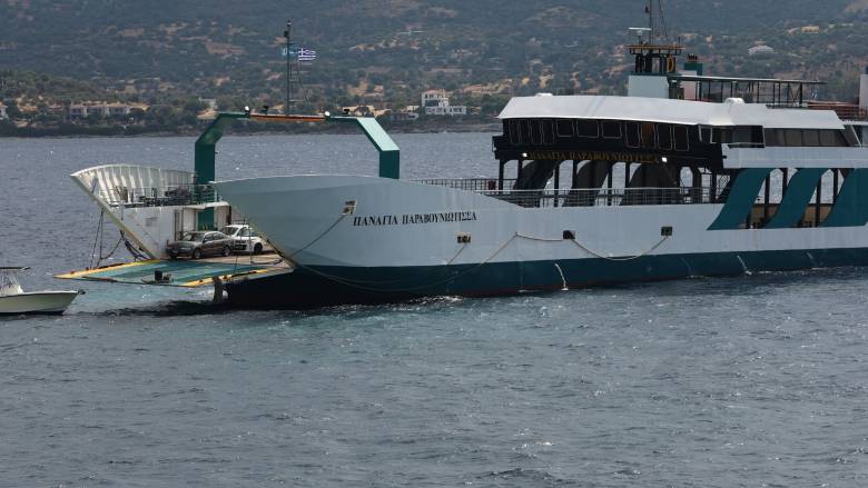 Ξεκίνησε η αποκόλληση του πλοίου στα Στύρα σχεδόν 20 ώρες μετά την προσάραξή του σε ξέρα