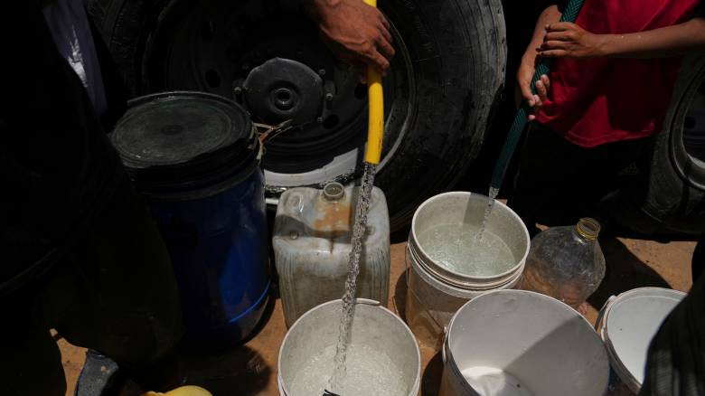 Μολυσμένα υπόγεια ύδατα και κατεστραμμένοι αγωγοί νερού στη Γάζα - Σε απόγνωση οι κάτοικοι