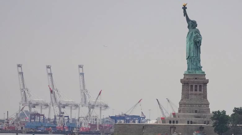 Εμπορικό σφυροκόπημα από Τραμπ: Νέοι δασμοί κατά Κίνας και Ινδίας λόγω ρωσικού πετρελαίου