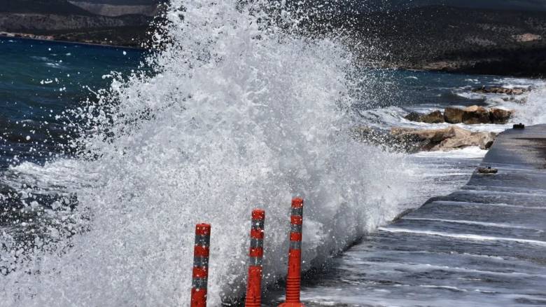 Καιρός: Αίθριος με αραιές νεφώσεις - Θυελλώδεις βόρειοι άνεμοι στο Αιγαίο έως 8 μποφόρ