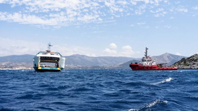 Νέα Στύρα: Σε εξέλιξη η διαδικασία αποκόλλησης του φέρι μποτ που έπεσε σε ξέρα