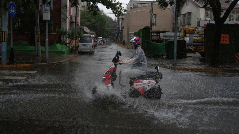 Κίνα: Πόλεις πλήττονται από ισχυρές βροχοπτώσεις και καύσωνα - Νεκροί και αγνοούμενοι