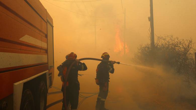 Φωτιά στην Κερατέα: Νέα μηνύματα από το 112 καλούν τους κατοίκους να απομακρυνθούν