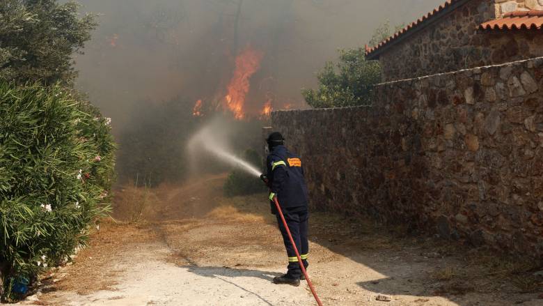 Μανούτσο Κερατέας: Καίγονται σπίτια και αποθήκες - Ενισχύθηκαν οι πυροσβεστικές δυνάμεις