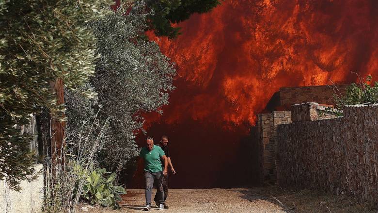Φωτιά στην Κερατέα: Εντοπίστηκε σορός ηλικιωμένου από πυροσβέστες
