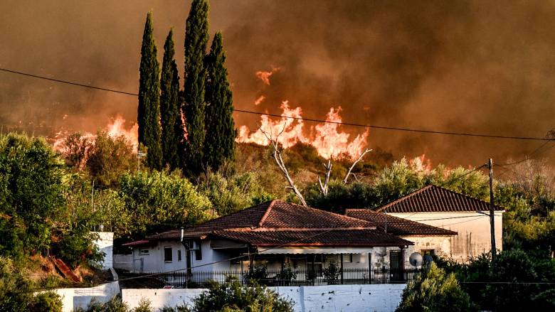 Φωτιά στην Αρχαία Ολυμπία: Μάχη σε πέντε μέτωπα δίνουν οι πυροσβέστες, πλησιάζει το χωριό Ηράκλεια