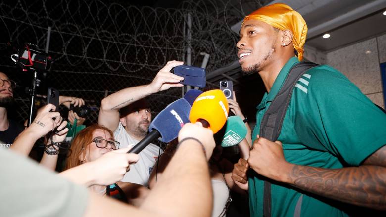 Στην Αθήνα για τον Παναθηναϊκό ο Ρισόν Χολμς: «Πάμε για το 8ο» - Τρελάθηκε με την υποδοχή