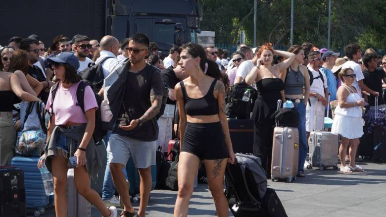 Επιμένουν τα μποφόρ στο Αιγαίο: Θυελλώδεις άνεμοι μέχρι τα ξημερώματα - Χιλιάδες επιβάτες σε αναμονή