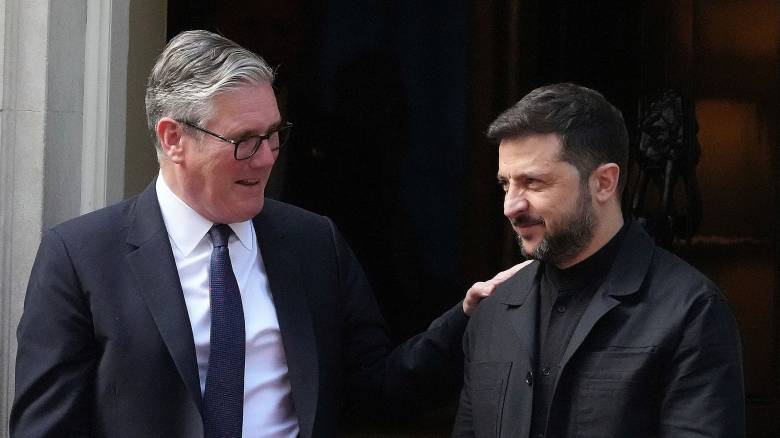 Τηλεφωνική επικοινωνία Ζελένσκι - Στάρμερ για τον πόλεμο και τη Ρωσία