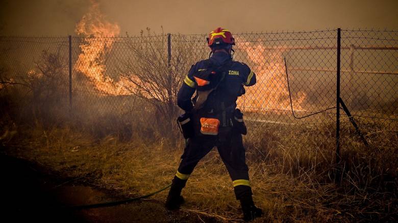 Σε επιφυλακή το ΕΚΑΒ για τη φωτιά στην Ανατολική Αττική - Δεκάδες διακομιδές