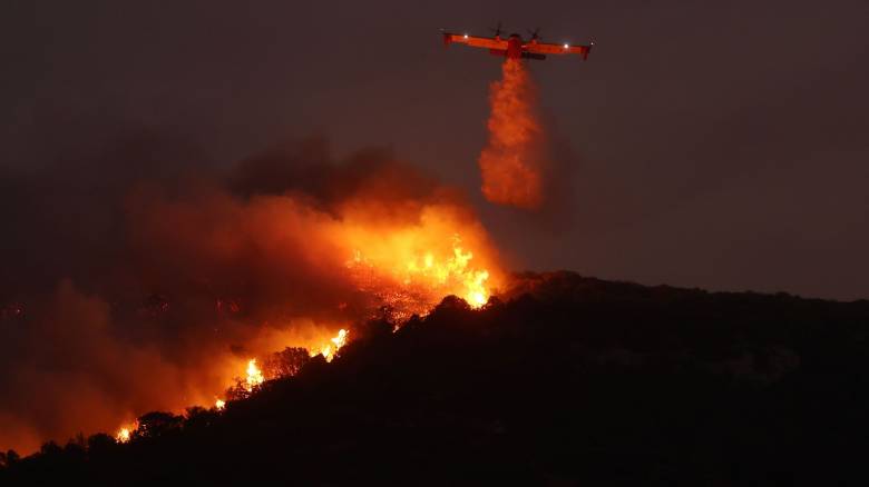 Εντυπωσιακές εικόνες: Πιλότοι Canadair έκαναν ρίψεις μετά τη δύση του ήλιου στην Ανατ. Αττική