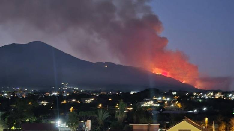 Μεγάλη πυρκαγιά στον Βεζούβιο: Απειλείται το Εθνικό Πάρκο - Κατέκαψε πευκοδάσος