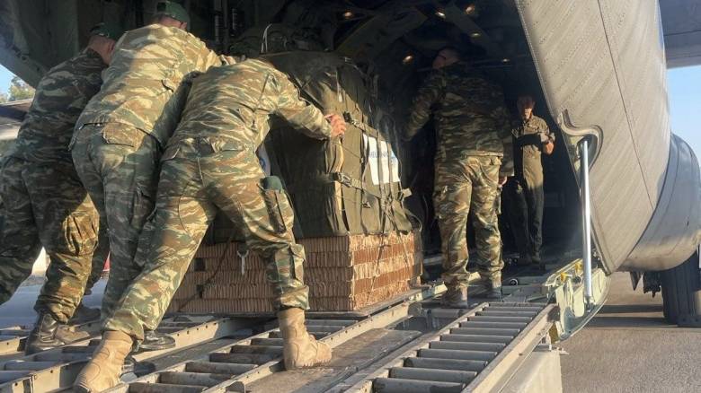 Συγχαρητήριο μήνυμα Δένδια στις Ένοπλες Δυνάμεις για τη ρίψη 8,5 τόνων τροφίμων στη Γάζα