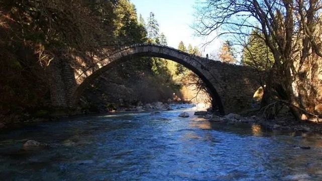 Μνήμη και αρχιτεκτονική: Τα πέτρινα γεφύρια των Μετεώρων και οι προσπάθειες διάσωσής τους