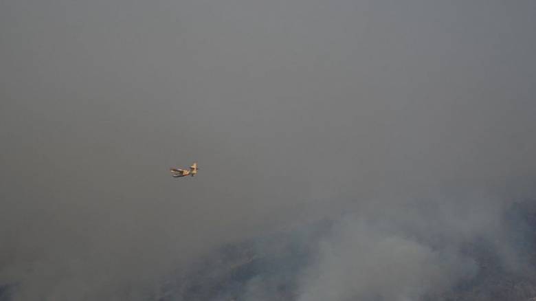 Μαίνεται η πυρκαγιά κοντά στον Βεζούβιο - Ο ζεστός και ξηρός καιρός τροφοδοτεί τις φλόγες