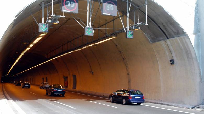 Φωτιά σε όχημα στο ύψος των τούνελ της Κακιάς Σκάλας στην Αθηνών - Κορίνθου