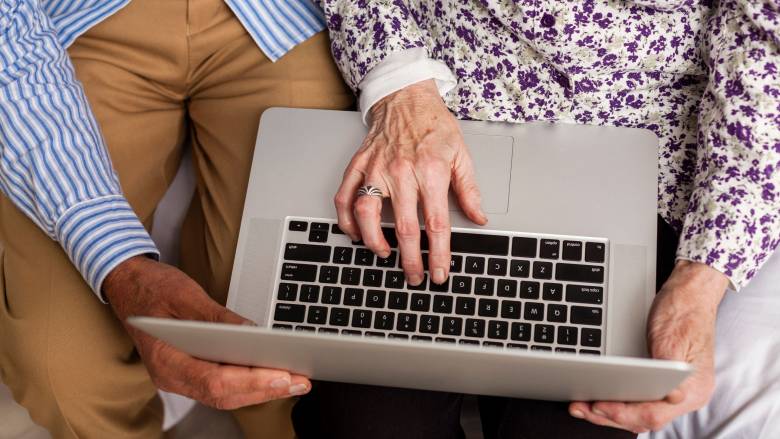 Ψηφιακή εκπαίδευση ηλικιωμένων και ΑμεΑ - Πότε ξεκινάει η υποβολή των αιτήσεων