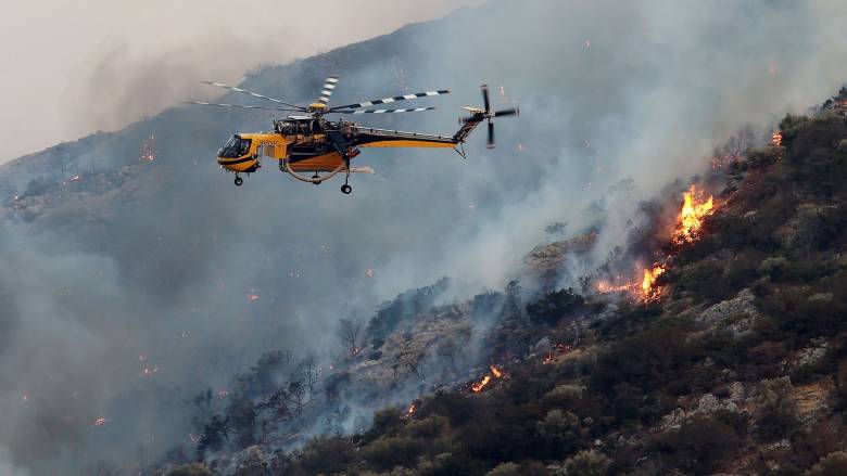 Πυρκαγιά στα Πετράλωνα Μεσσηνίας: Πλησιάζουν το χωριό οι φλόγες - Ενισχύθηκαν οι δυνάμεις
