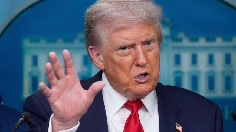 Νέες απειλές Τραμπ κατά Πάουελ - Θα καταθέσει «μεγάλη αγωγή» κατά του προέδρου της Fed