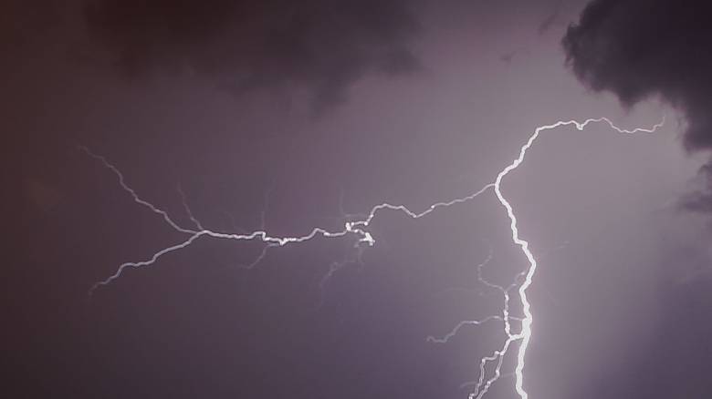 ΗΠΑ: Αστραπή χτυπά κολώνα ηλεκτρικού ρεύματος - Προκάλεσε φλόγα και κυκλοφοριακό χάος